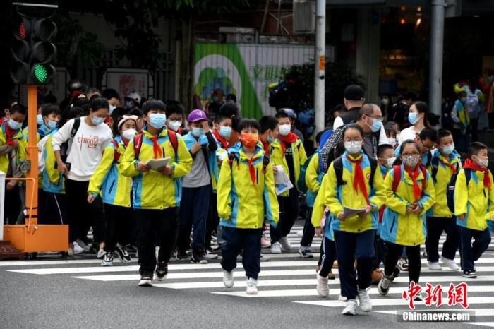 圖為福州部分區(qū)域?qū)W校恢復(fù)線下授課。王東明 攝