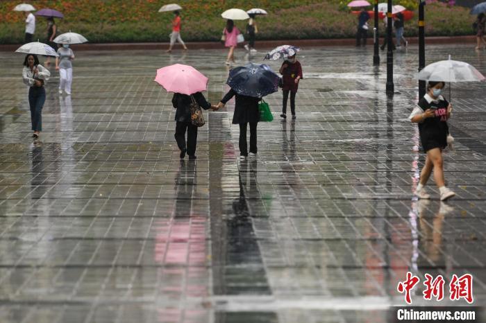 資料圖：市民冒雨出行。　何蓬磊 攝