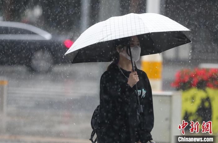 資料圖：市民在下雨天出行。　 于海洋 　攝