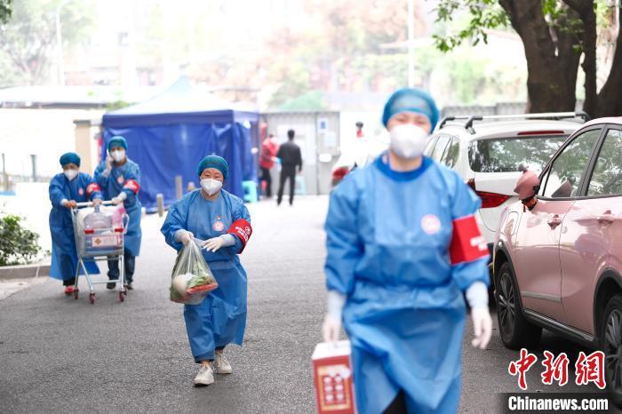 資料圖：工作人員正在為轄區(qū)居民配送生活物資?！」?攝