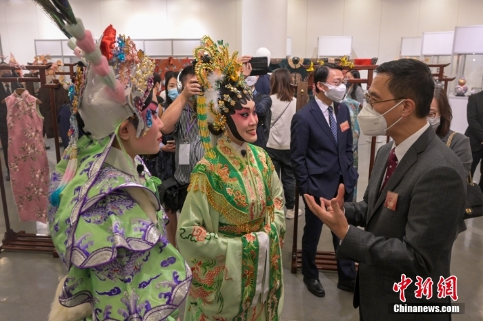 圖為香港特區(qū)政府文化體育及旅游局局長楊潤雄（右）與粵劇演員交流。 <a target='_blank' href='/'>中新社</a>記者 陳永諾 攝