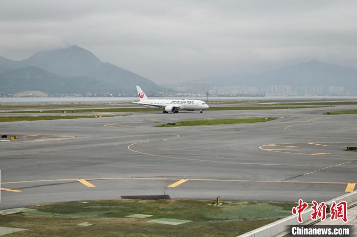 客機降落機場第三條跑道后滑行?！±钪救A 攝