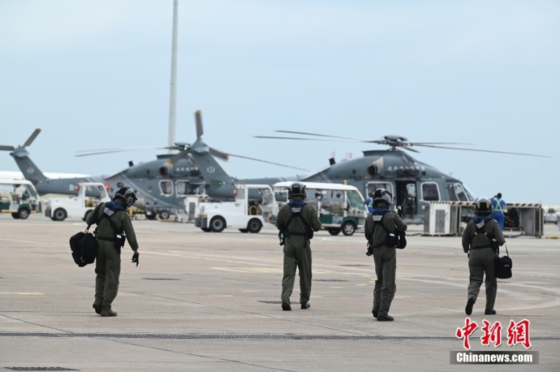 香港特區(qū)政府飛行服務(wù)隊總監(jiān)機長胡偉雄近日接受<a target='_blank' href='/'>中新社</a>專訪。飛行服務(wù)隊是香港特區(qū)政府保安局轄下的紀(jì)律部隊之一，專門負(fù)責(zé)空中支援、搜索、救火、救援、運送病人、氣象監(jiān)測等任務(wù)。 <a target='_blank' href='/'>中新社</a>記者 李志華 攝