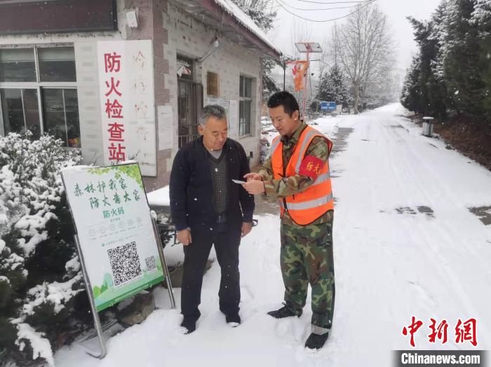 資料圖：護(hù)林員對防火檢查站進(jìn)行督查。　泰安市委宣傳部供圖