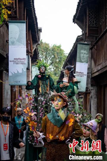 圖為：在烏鎮(zhèn)西柵街頭進行的古鎮(zhèn)嘉年華演出 烏鎮(zhèn)景區(qū)供圖