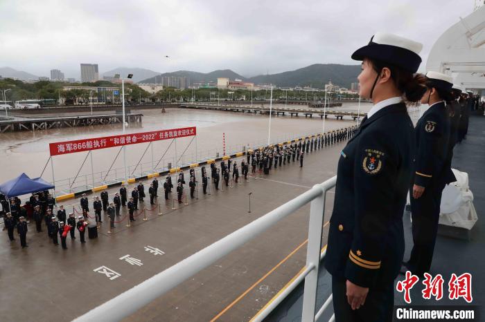 11月29日上午，“和平方舟”號(hào)醫(yī)院船抵達(dá)舟山某軍港。　蒲海洋 攝