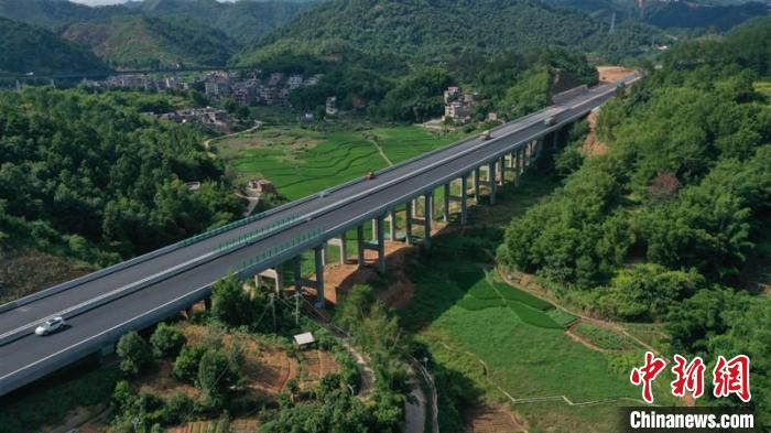 圖為精頭嶺高架大橋 。　陸江鴻 攝