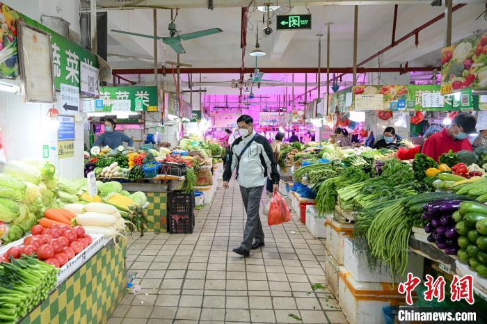 市場(chǎng)蔬菜檔和肉檔貨量充足 陳驥旻 攝