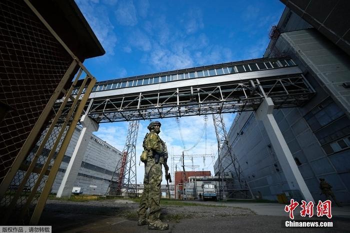 資料圖：烏克蘭東南部，一名俄軍人守衛(wèi)扎波羅熱核電站的一個區(qū)域。