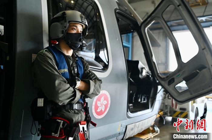 香港特區(qū)政府飛行服務(wù)隊(duì)三級空勤主任呂嘉晴與獵豹直升機(jī)。　李志華 攝