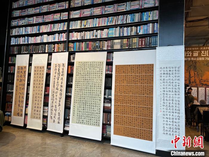 圖為活動現(xiàn)場展出的書法作品。　劉旭 攝