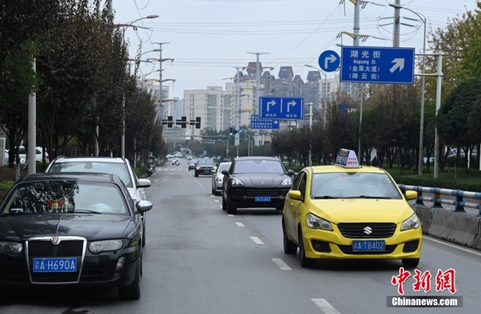 12月2日，重慶街頭道路上的車輛逐漸增多，不少市民也開始出門采購(gòu)物資，城市正在有序恢復(fù)正常生產(chǎn)生活秩序。圖為街頭道路上的車輛逐漸增多。 陳超 攝