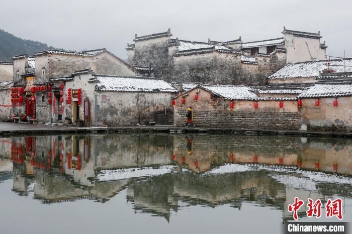 資料圖：游人在安徽省黟縣宏村風景區(qū)欣賞雪景。施亞磊 攝