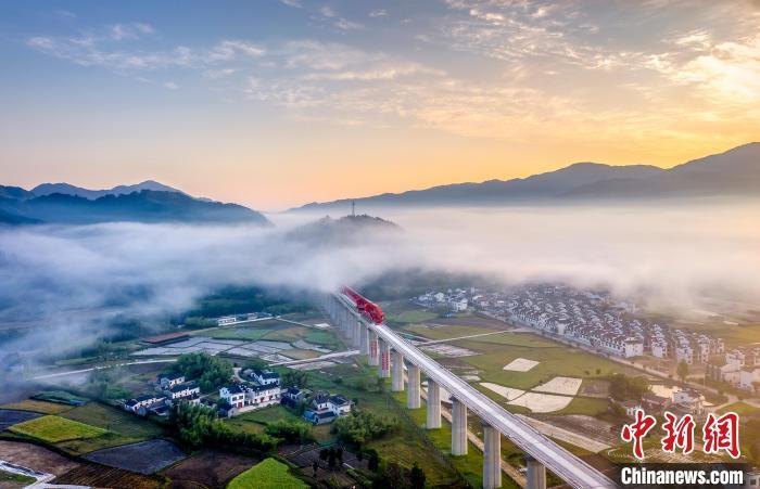 資料圖：安徽高鐵黃金旅游線路——池黃高鐵穿云破霧風景如畫?！±詈推?攝
