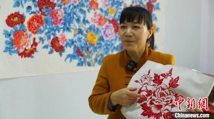 常鳳靈展示作品。　巨野縣融媒體中心供圖