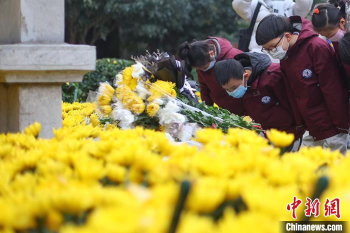 國家公祭日將至小學生走進侵華日軍南京大屠殺遇難同胞叢葬地悼念遇難同胞