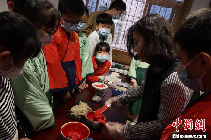 非遺傳承人介紹八寶印泥制作技藝?！「＝ㄊ」咆任幕芯繒?huì)供圖