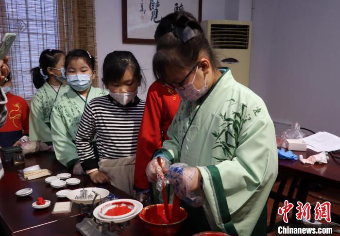 漳臺(tái)青少年動(dòng)手制作屬于自己的“八寶印泥”?！「＝ㄊ」咆任幕芯繒?huì)供圖