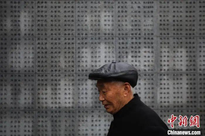 阮定東在侵華日軍南京大屠殺遇難同胞紀(jì)念館南京大屠殺遇難者名單墻前。泱波 攝