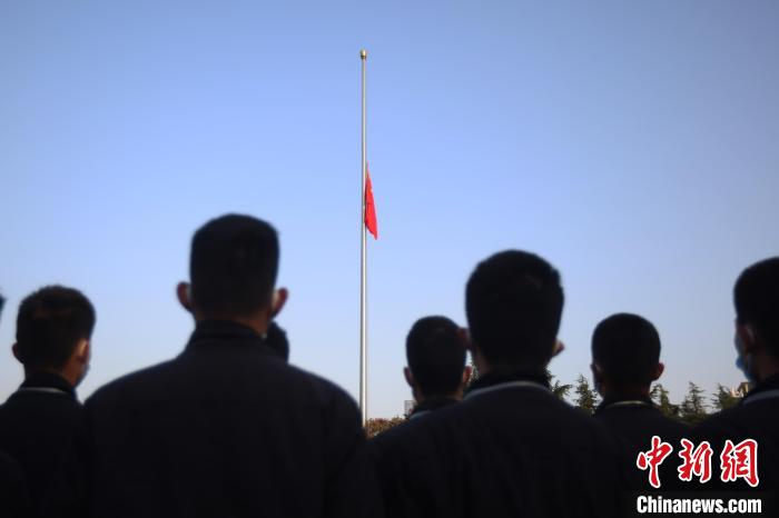 12月13日上午8時(shí)，升國(guó)旗、下半旗儀式在侵華日軍南京大屠殺遇難同胞紀(jì)念館舉行?！°蟛?攝