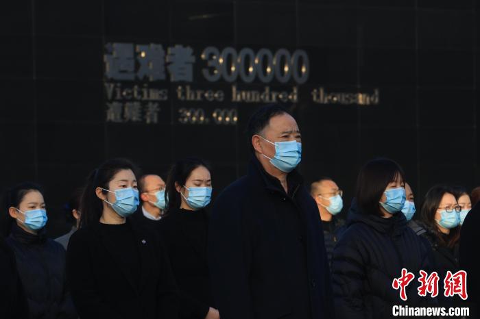 12月13日上午8時(shí)，升國(guó)旗、下半旗儀式在侵華日軍南京大屠殺遇難同胞紀(jì)念館舉行?！°蟛?攝