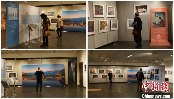 圖為德國觀眾欣賞“美好棲居-詩畫浙江多維影像展”?！“亓种袊幕行墓﹫D。