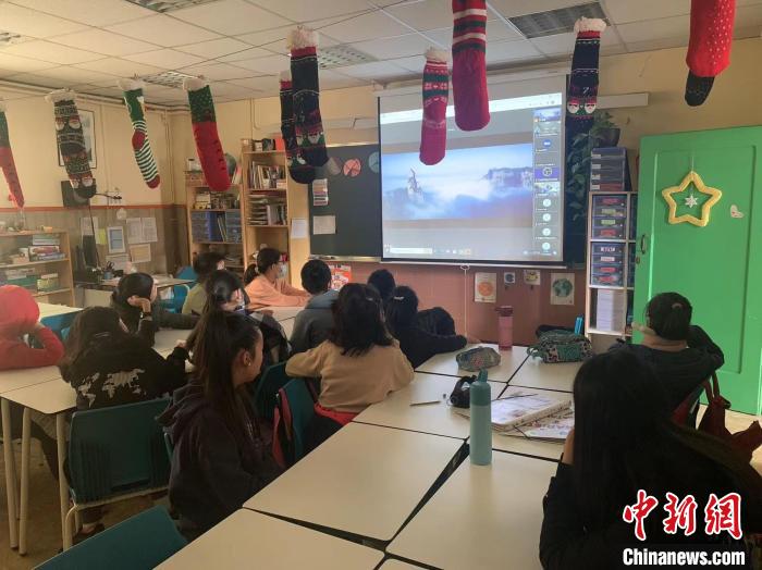 西班牙巴塞羅那孔子文化學(xué)校華裔青少年正在學(xué)習(xí) 鄭慧明 供圖