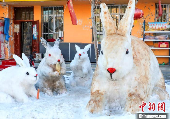 阿不都克因·阿不都哈德爾還準備在這些雪雕兔子旁制作一個雪雕老鷹，讓雪雕作品更有故事性?！羁J 攝