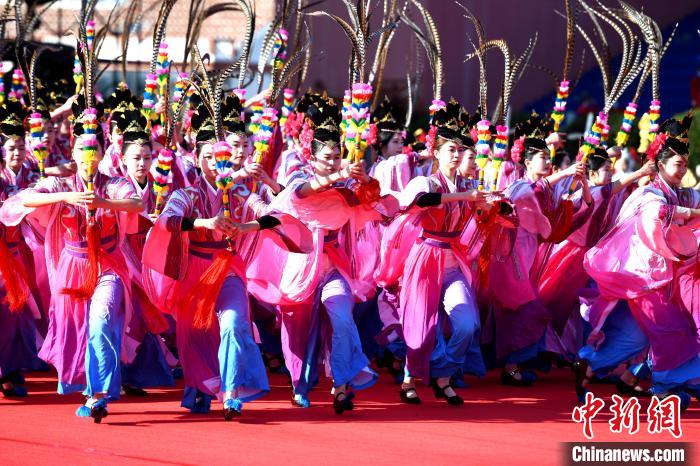 媽祖祭典上的樂舞表演?！⊥鯑|明 攝