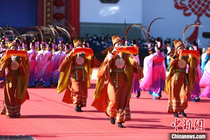 媽祖祭典上的樂舞表演?！⊥鯑|明 攝