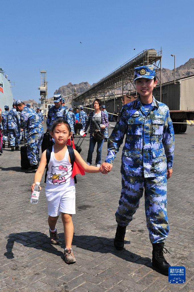 2015年3月29日，中國(guó)海軍第十九批護(hù)航編隊(duì)臨沂艦抵達(dá)也門亞丁港，臨沂艦女艦員幫助撤離的兒童登艦。新華社發(fā)（熊利兵攝）