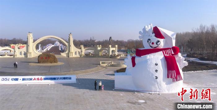 哈爾濱太陽島雪博會(huì)大門外的巨型雪人 哈爾濱太陽島雪博會(huì)供圖