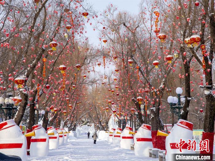 “雪人儀仗隊(duì)”歡迎游客來哈爾濱太陽島雪博會(huì) 哈爾濱太陽島雪博會(huì)供圖