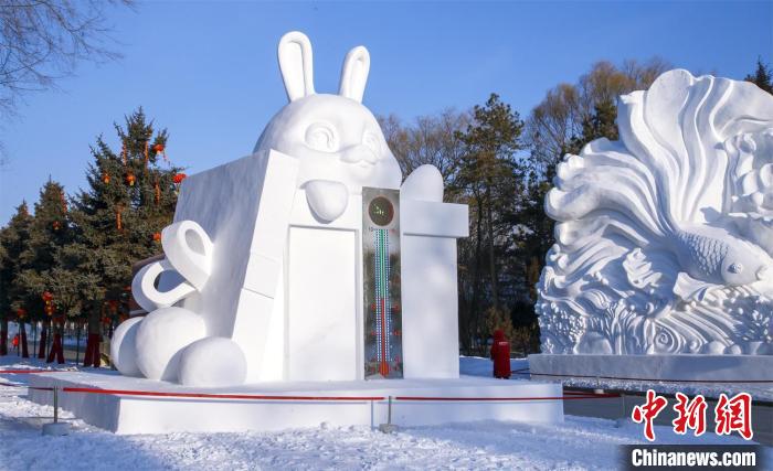 兔子造型的溫度計(jì)顯示室外氣溫 哈爾濱太陽島雪博會(huì)供圖