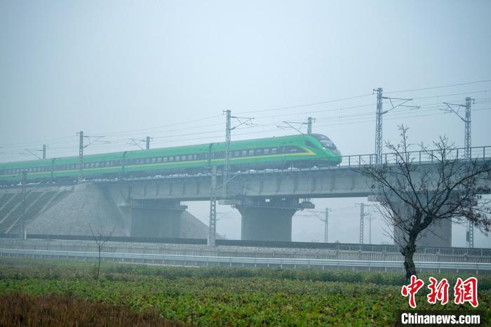 26日，新成昆鐵路全線通車運營?！⒅铱?攝