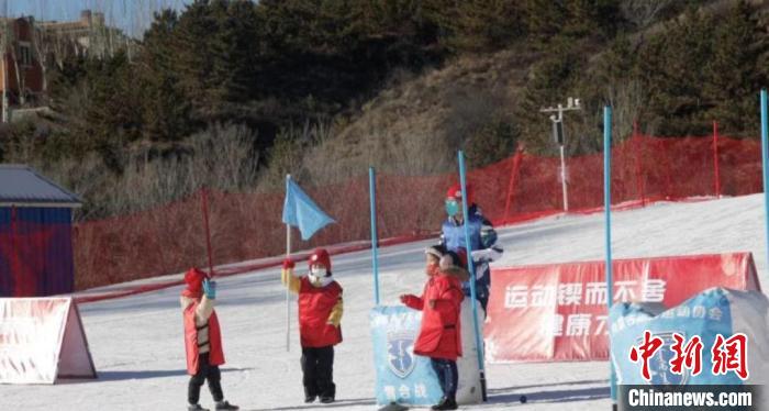 圖為民眾體驗冰雪項目。