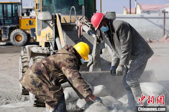 圖為建筑工人進行道路瀝青鋪裝收尾工作。(資料圖) 聊城援青干部管理組供圖