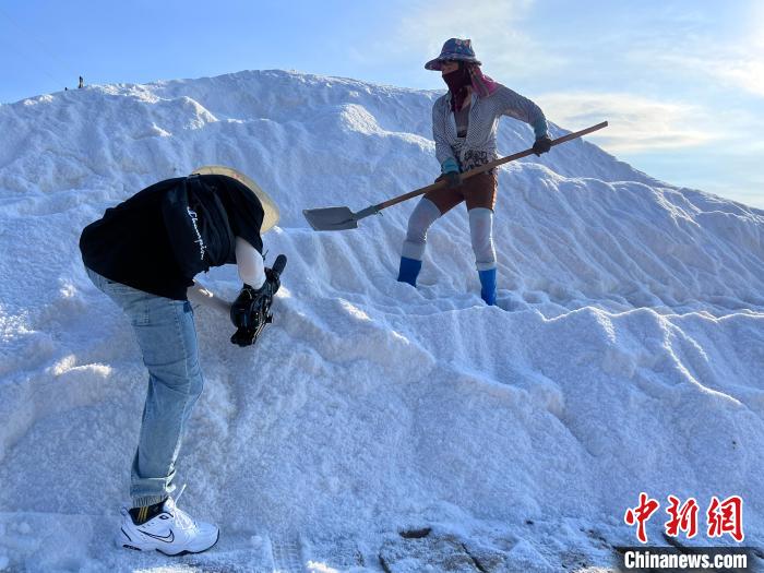 節(jié)目組拍攝莆田鹽山?！「＝ㄊV播影視集團衛(wèi)視中心供圖