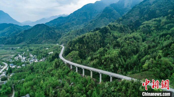 跨越龍門(mén)山天險(xiǎn)四川綿茂公路建成通車(chē)