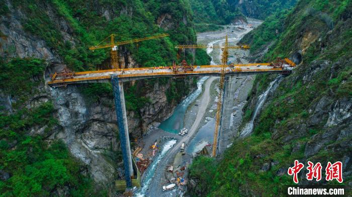 建設(shè)中的綿茂公路，施工難度可見(jiàn)一斑。(資料圖) 四川路橋供圖