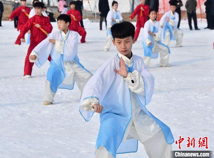 圖為在邯鄲市永年區(qū)佛山滑雪場，太極拳愛好者展演雪上太極。　胡高雷 攝