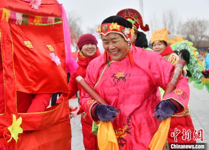 圖為民間藝人在邯鄲市永年區(qū)廣府鎮(zhèn)東街村進(jìn)行民俗表演?！『呃?攝