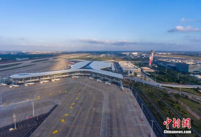 資料圖：航拍?？诿捞m國際機(jī)場二期擴(kuò)建項(xiàng)目。<a target='_blank' href='/'>中新社</a>記者 駱云飛 攝