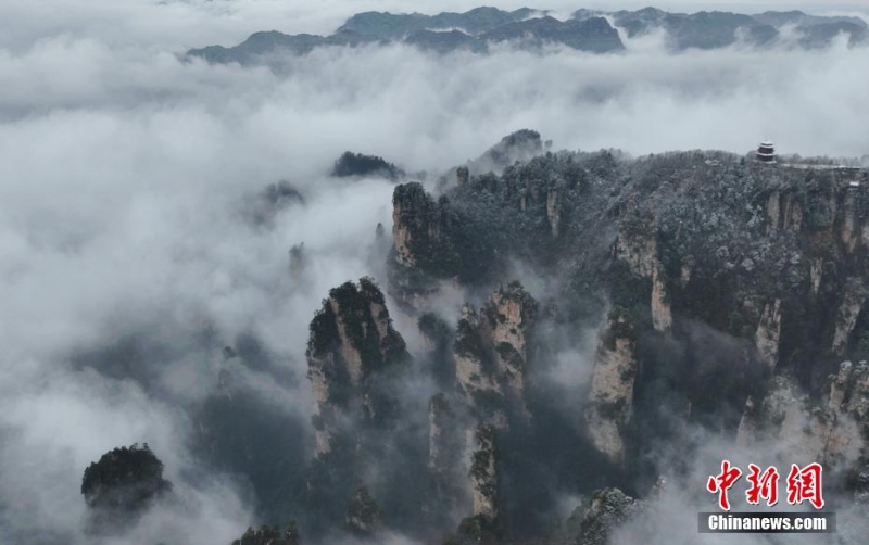 張家界天子山現(xiàn)冰雪云海景觀