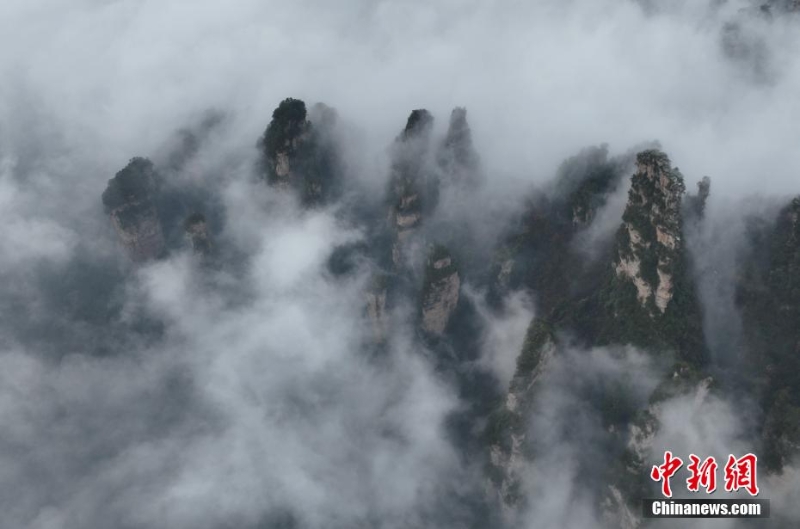 張家界天子山現(xiàn)冰雪云海景觀