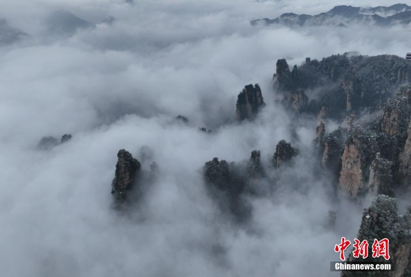 張家界天子山現(xiàn)冰雪云海景觀