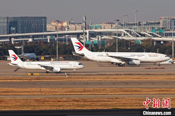 東航全球首架C919飛機(jī)在上海虹橋機(jī)場滑行?！∫罅⑶?攝