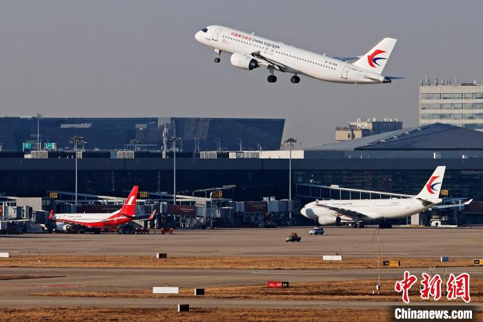 東航全球首架C919飛機(jī)從上海虹橋機(jī)場起飛前往成都天府機(jī)場?！∫罅⑶?攝