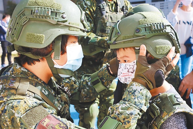 依照行政院規(guī)畫，國小與幼兒園學童都得學習戰(zhàn)備能力。圖為臺中健民國小舉辦「全民國防走入校園活動」。（取自全民國防教育專頁／李侑珊臺北傳真）