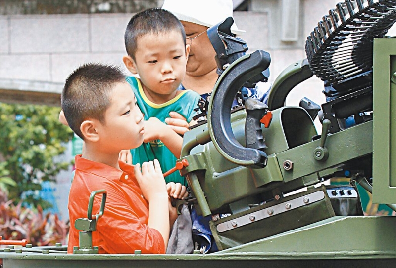 行政院兒權(quán)小組建議國防教育納入高中以下教材，包括幼稚園都得學辨別炮彈聲，遭藍委認為「荒謬可笑」。圖為小朋友好奇觀看各類軍武。（本報資料照片）